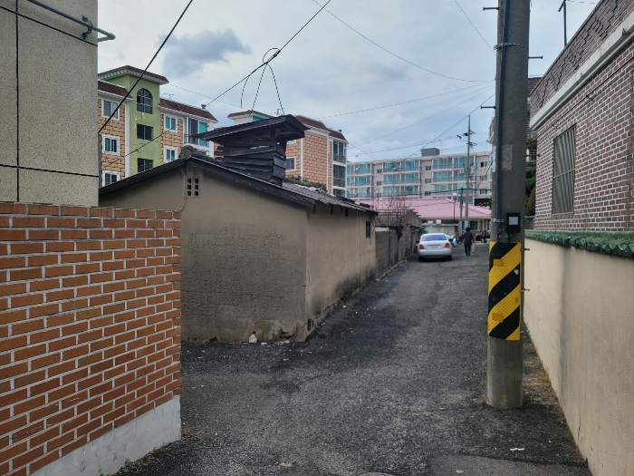 본건 동측 인접