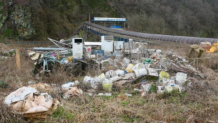 본건 지상 소재 이동가능한 적치물