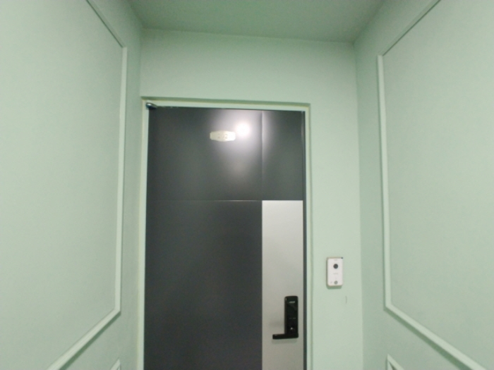 202호 현관문 모습