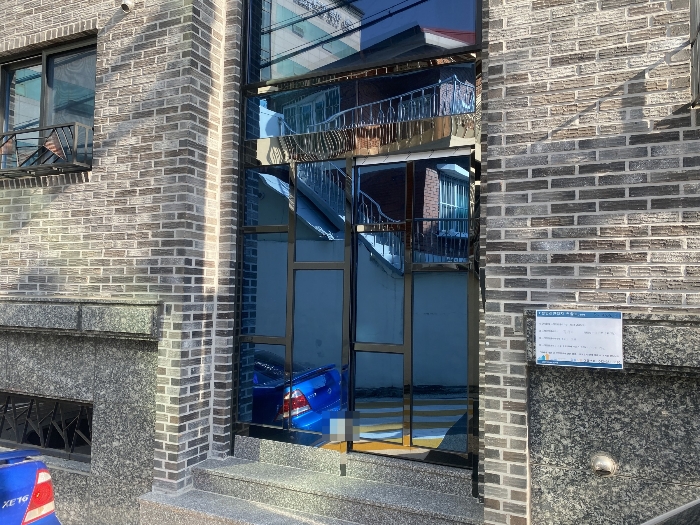 본건 도로측 출입문