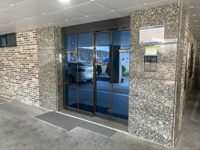 본건 1층 출입문