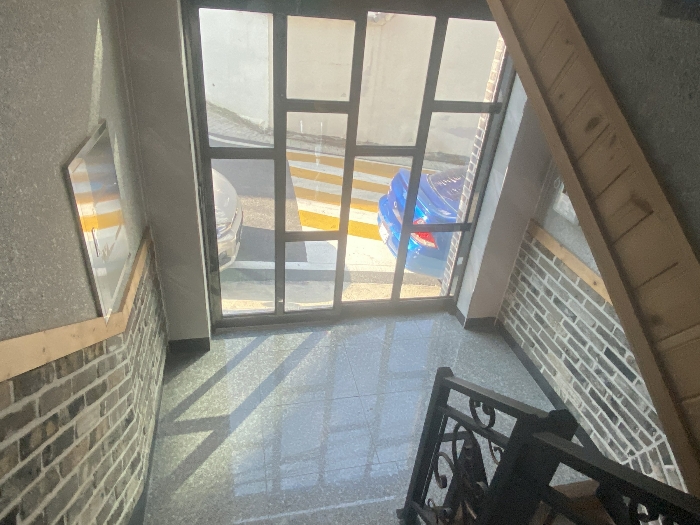 도로측 현관-중간층