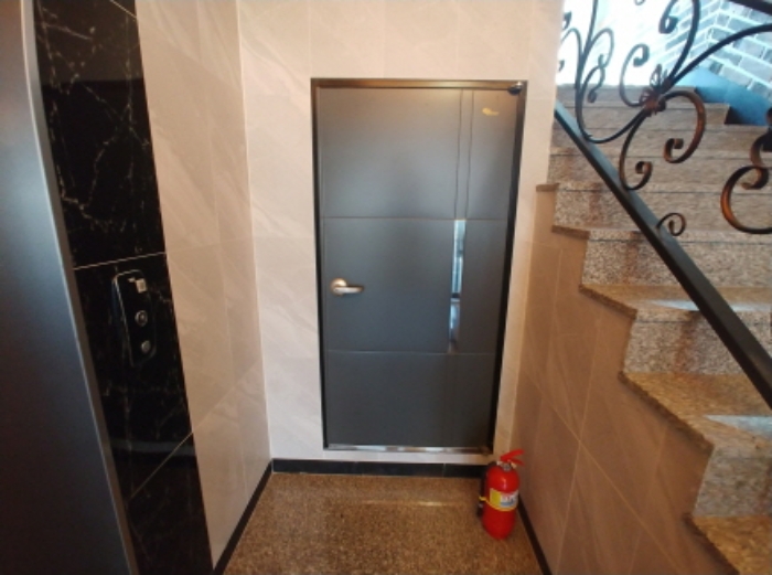 계단 및 창고(폐문)