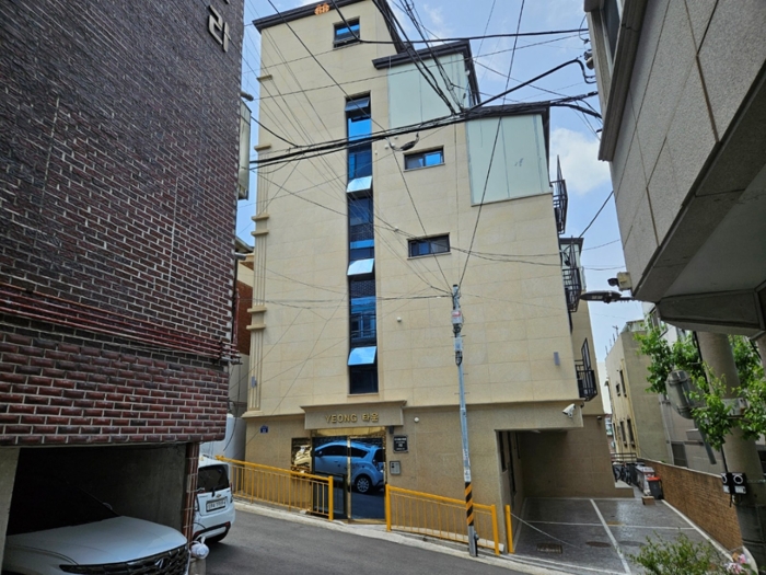 [본건 동측 외부전경]