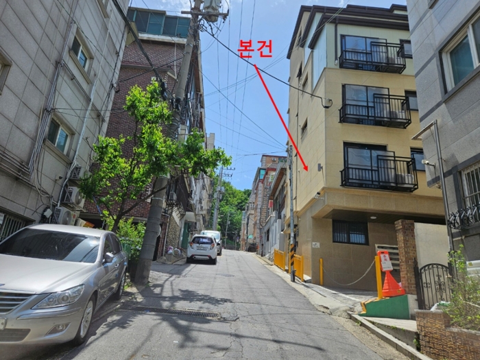 [본건 동측 도로변 주위환경1]