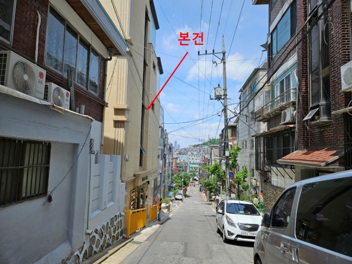 [본건 동측 도로변 주위환경2]