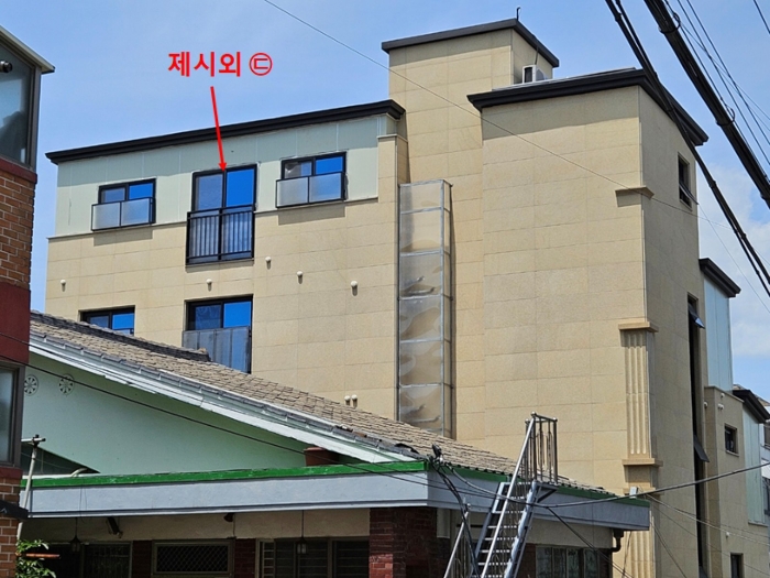 [본건 남측 외부전경]