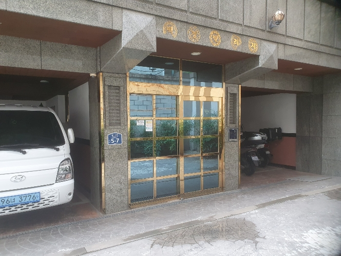 공동 주 출입구 및 주차장