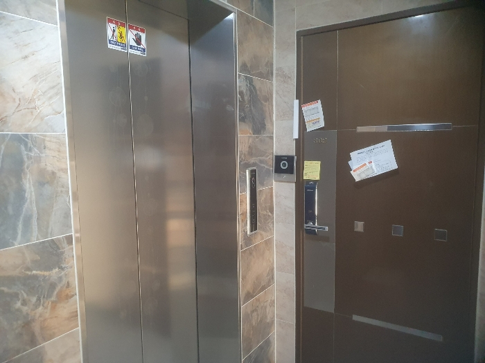 본건 302호 입구 및 외현관