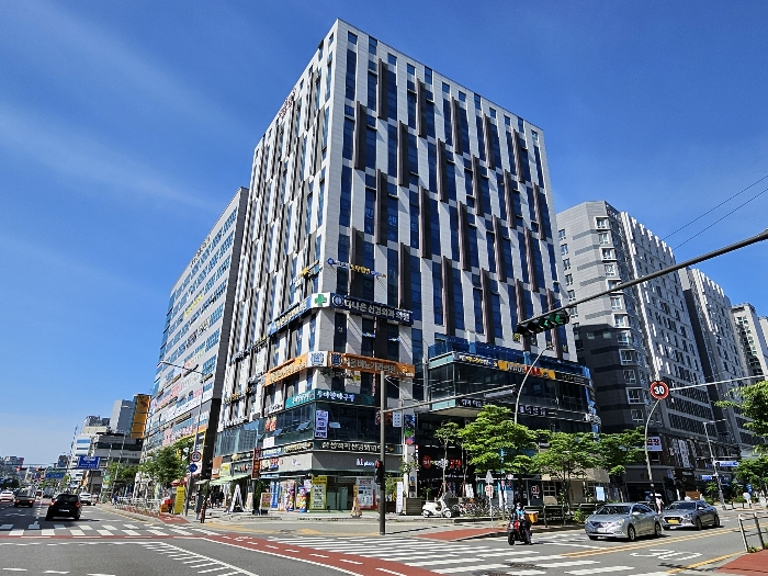 본건이 속한 건물 북동측