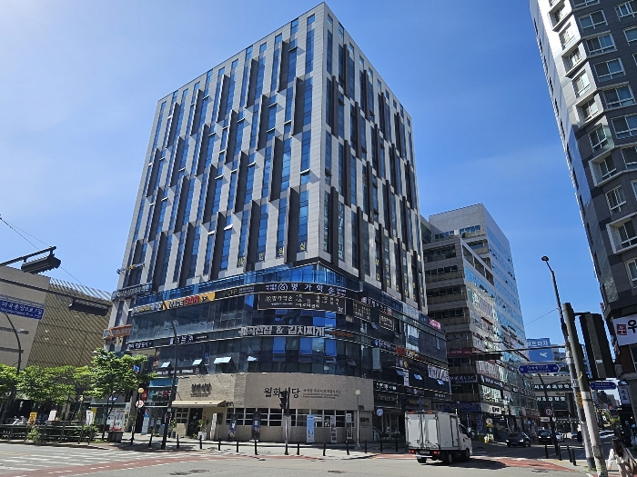 본건이 속한 건물 북서측