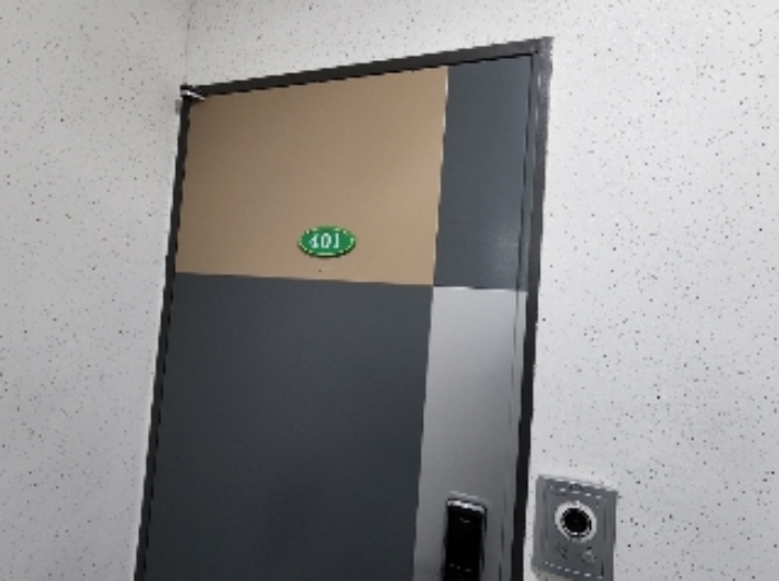 401호 출입문