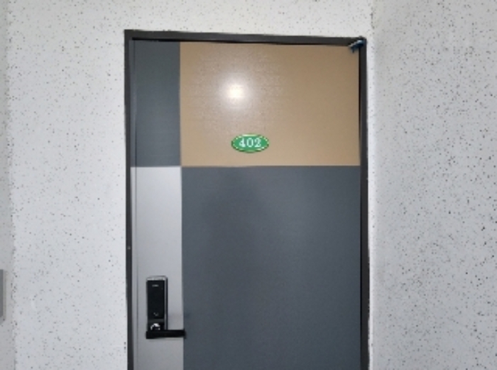 402호 출입문