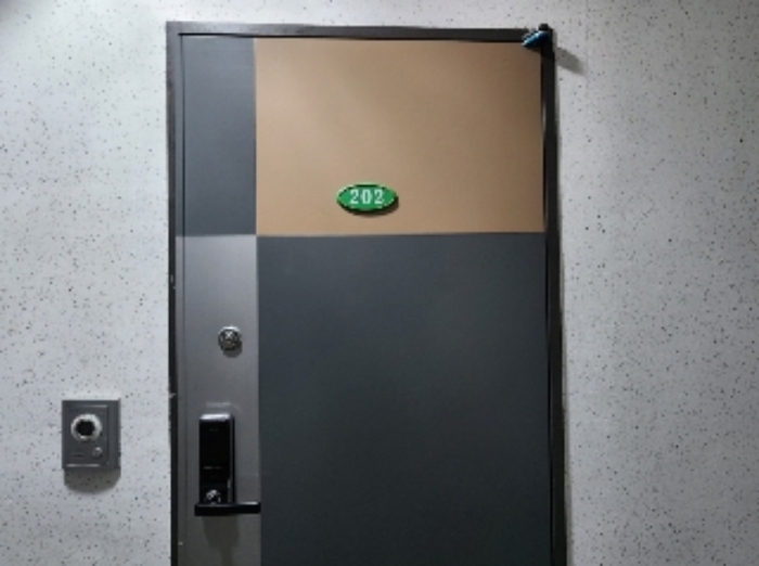 202호 출입문