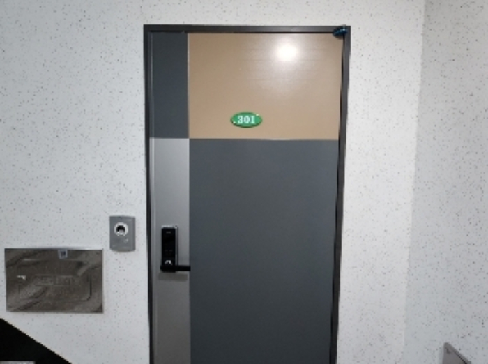 301호 출입문