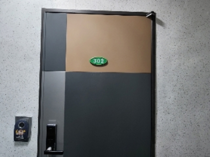 302호 출입문