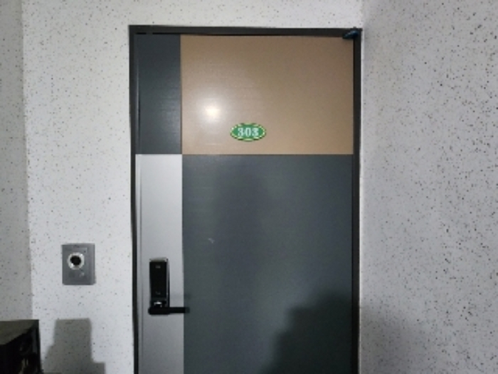 303호 출입문