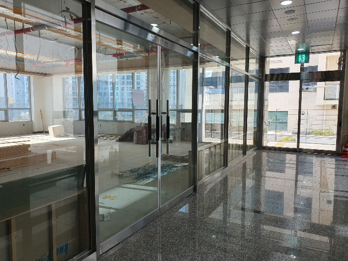 본건 출입문 전경