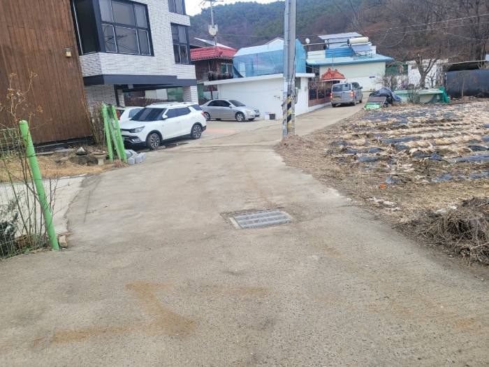 동측 인접도로 및 주변 전경