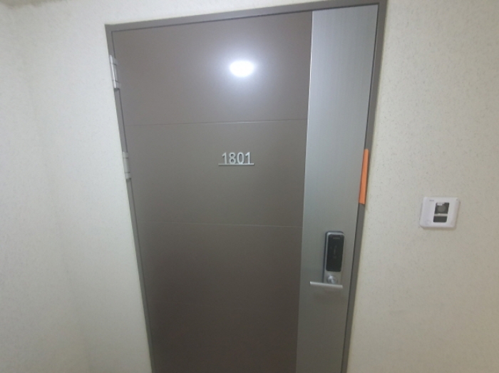 1801호 현관