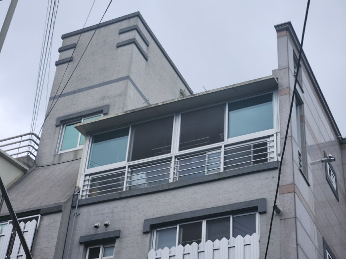 본건 발코니 새시부분