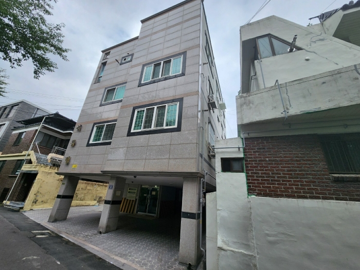 본건 전경, 남서측 인근에서 촬영
