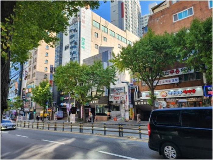 남서측에서 촬영한 대상물건 주변 전경