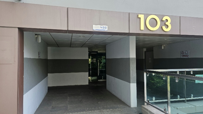 [103동 공동출입구]