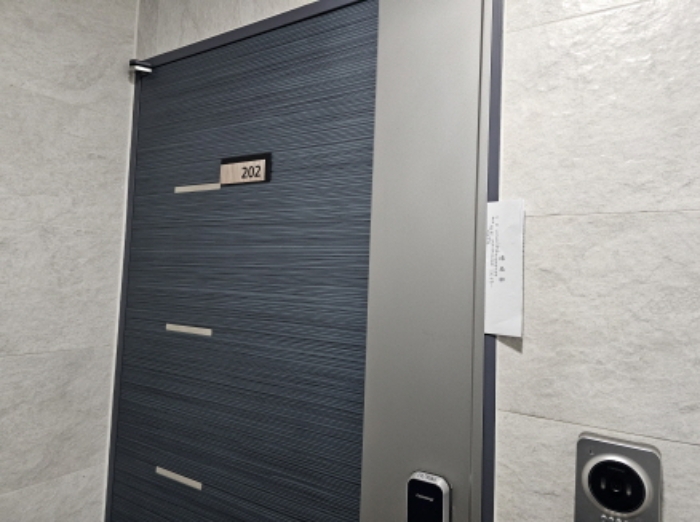 202호 출입문