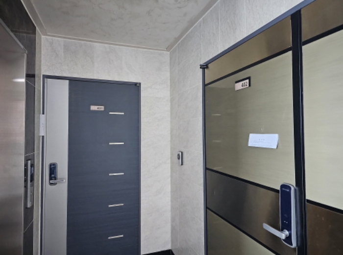 401호, 402호 출입문