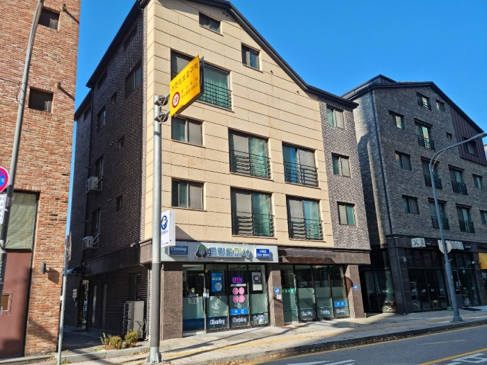 본건 남동측에서 촬영