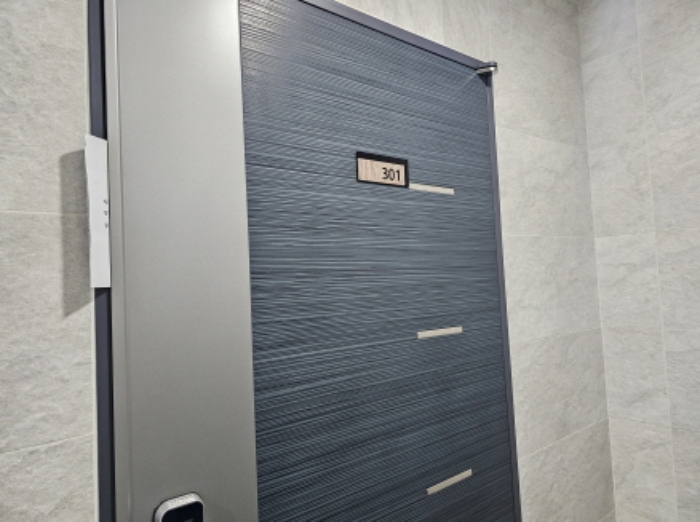 301호 출입문