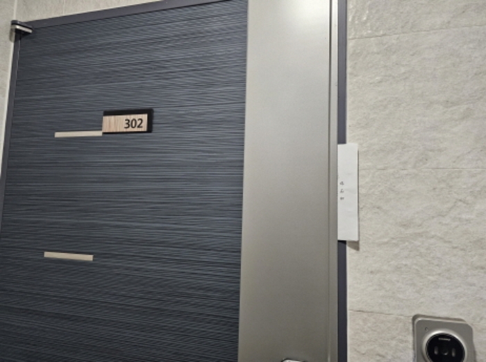 302호 출입문