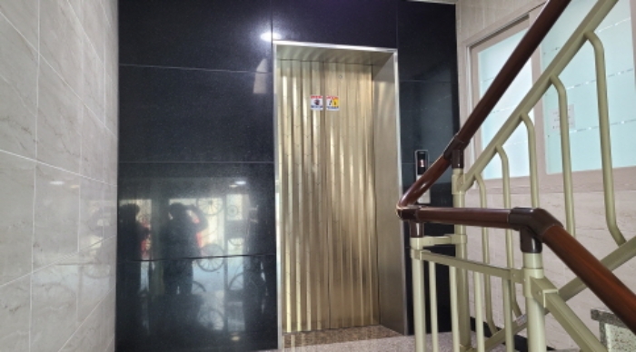 입구 엘리베이터