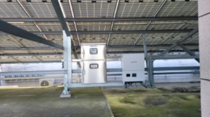 옥상의 태양광 모듈, 태양광인버터, 배전반 사진