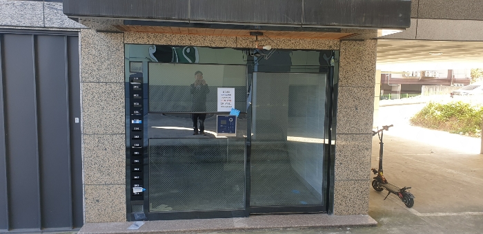 【 본건 출입구 】