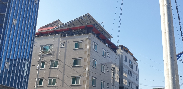 【 본건 옥상의 태양광설비 원경 】