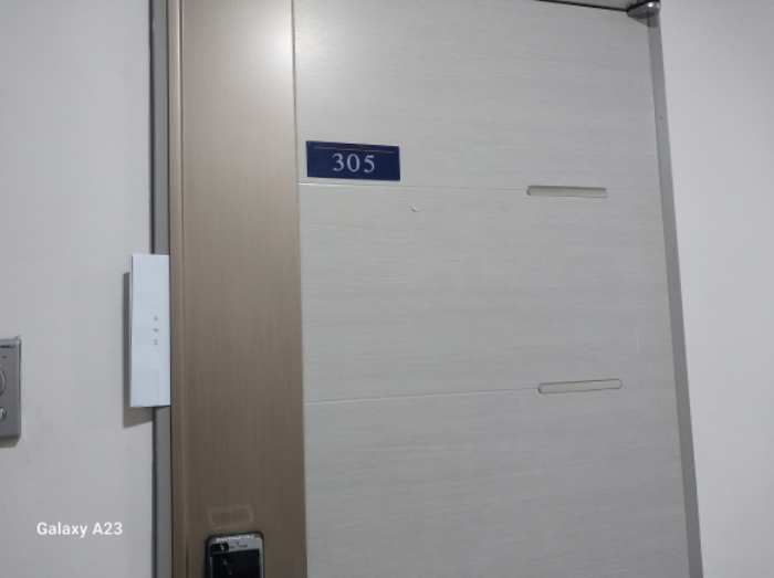 위 목적물의 출입문(305호)