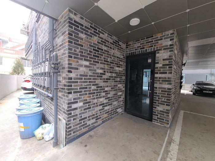 본건 건물 1층 출입구 전경