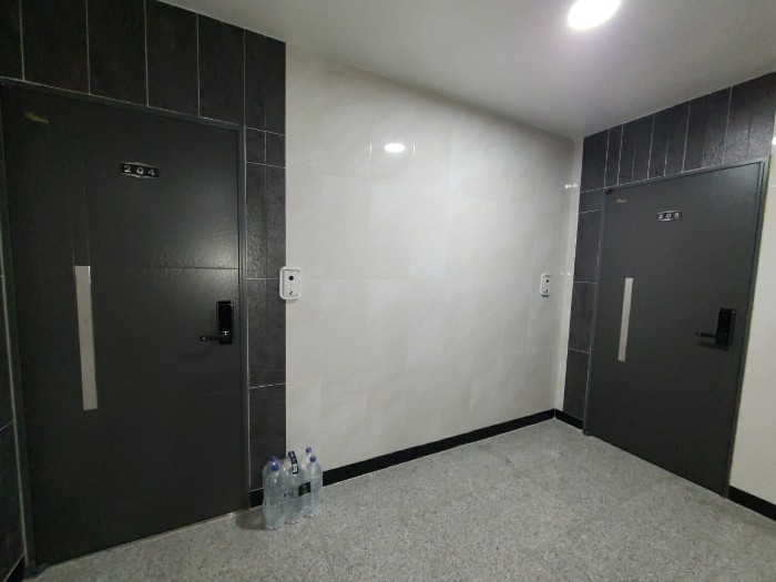 본건 건물 2층 복도 전경