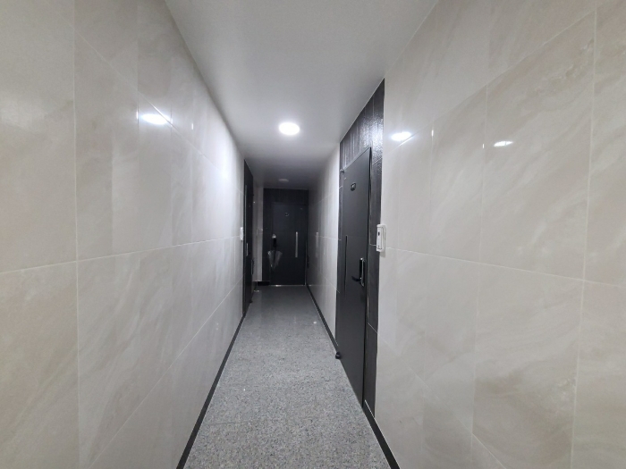 본건 건물 4층 복도 전경