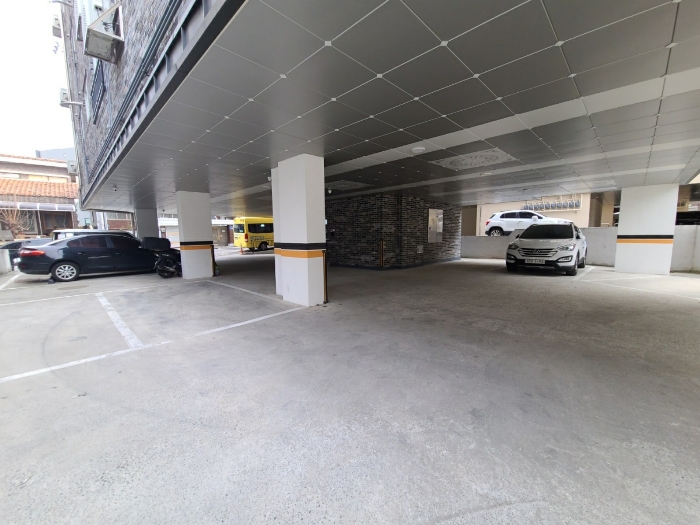 본건 1층 주차장 부분 전경