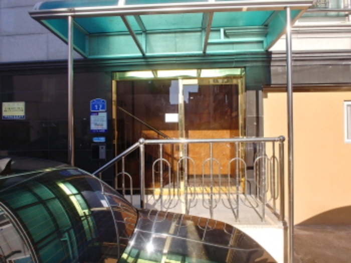 목록1,3번 1층 출입문