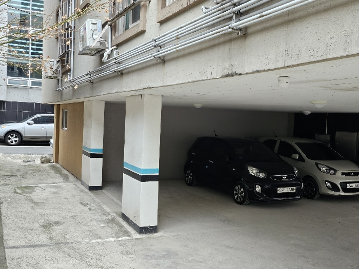 본건 1층 주차장 주위환경