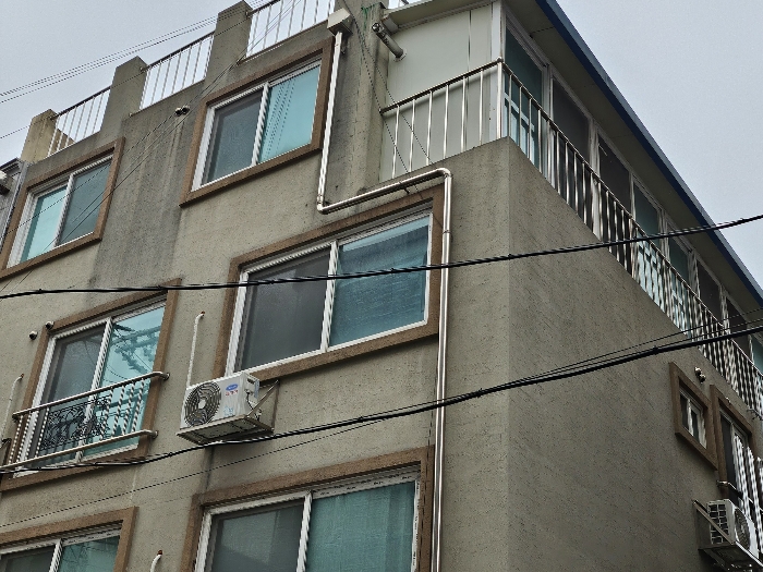 본건 동측 앞에서 촬영