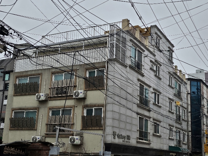 본건 북서측 앞에서 촬영