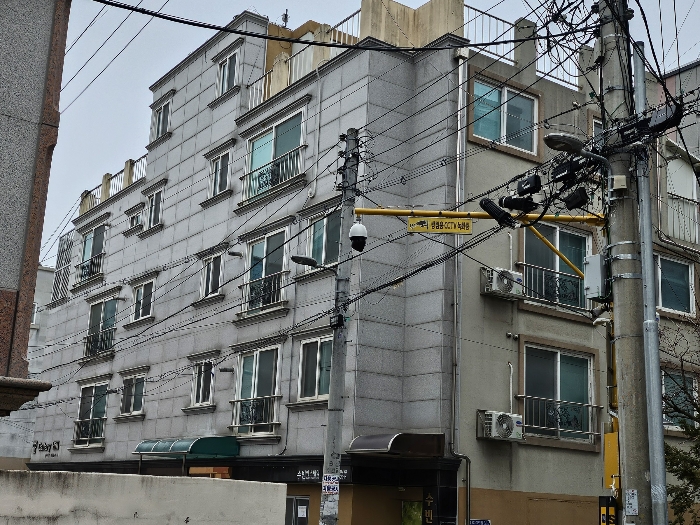 본건 남측 앞에서 촬영