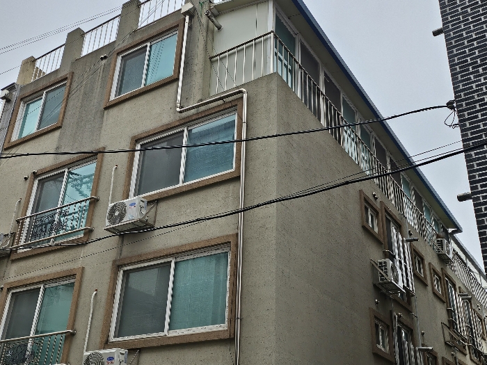 본건 동측 앞에서 촬영