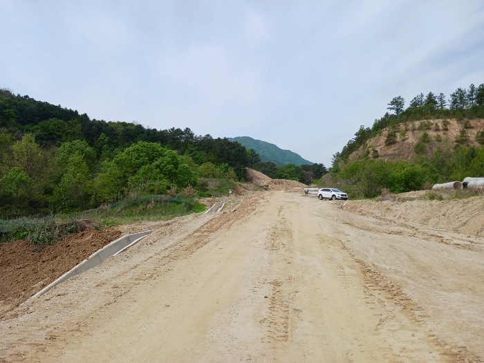 본건 인근 개설중 도로 전경
