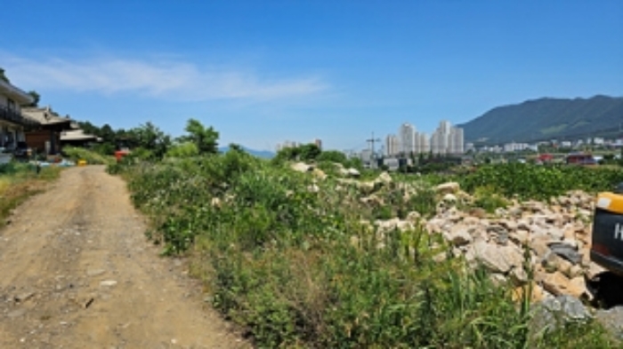 2번, 5번 부동산이 연접하여 경계 구분없이 일단지로 이용 중인 모습